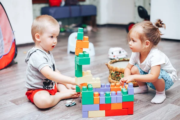 Маленький Хлопчик Дівчинка Грають Іграшки Вдома Спілкування Два Роки — стокове фото