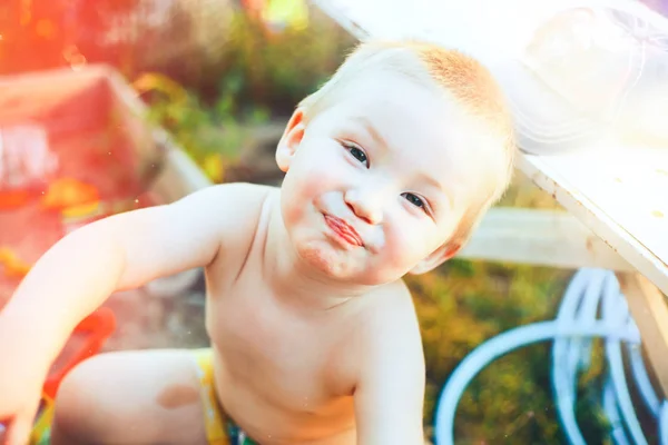 Kleiner Junge Kleinkind Lächeln Küssen Kamera Blonde Haare Ohne Shirt — Stockfoto