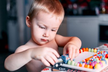 parmak öğrenmek için küçük çocuk oyun masa oyunu masa mozaik üzerinde oyun motorik renkli
