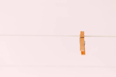 Bazı renkli clothespins çamaşır hatta yeşil ağaçların önünde asılı olan.