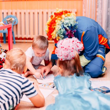 Çocuk drow kağıt katta palyaço ünlülerin Doğum günü tatil oyun renkli kalemler olay ile boya