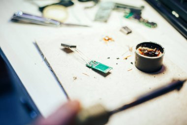 bilgisayar devre ile evde havya lehimleme genç adam genç. Lehim