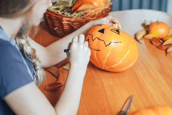 Preparación Para Halloween Mujer Pinta Calabaza Naranja Con Pintura Negra —  Fotos de Stock