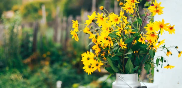 Bouquet Fresh Yellow Flowers Table Street — Stock Photo, Image