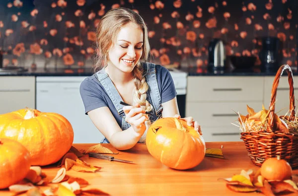 Preparación Para Halloween Mujer Pinta Calabaza Naranja Con Pintura Negra —  Fotos de Stock