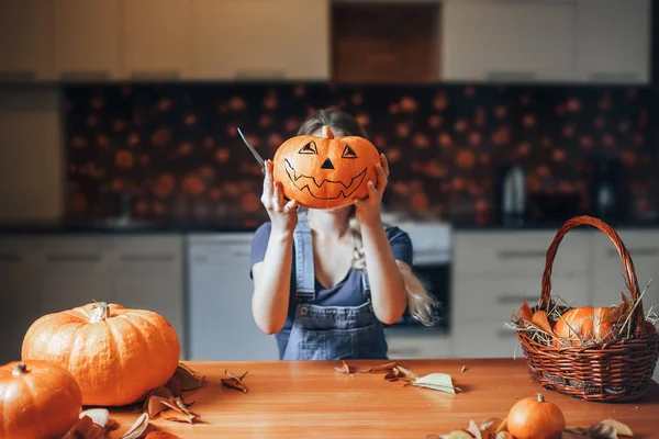 Fille Sur Fond Cuisine Maison Tient Une Citrouille Avec Visage — Photo