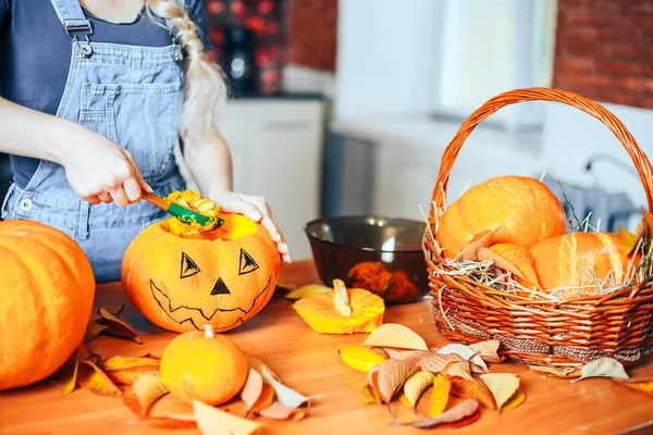 Chica Joven Tallando Una Calabaza Halloween Sentarse Casa Calabaza Con —  Fotos de Stock