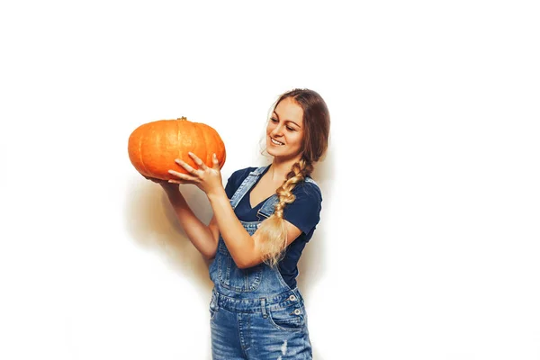 Drôle Adolescent Femme Jeune Écolière Tenant Halloween Citrouille Rire Isolé — Photo