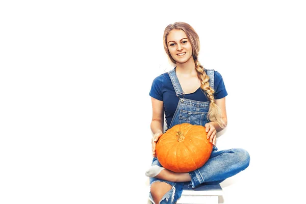 Vicces Tizenéves Fiatal Iskolás Gazdaság Halloween Tököt Nevetve Szemben Elszigetelt — Stock Fotó