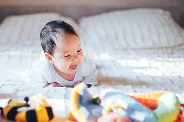 Lindo Bebé Regordete Con Una Sonrisa Feliz Acostado Estómago Una — Foto de Stock