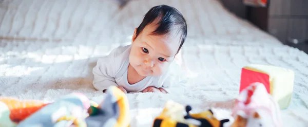 Lindo Bebé Regordete Con Una Sonrisa Feliz Acostado Estómago Una —  Fotos de Stock