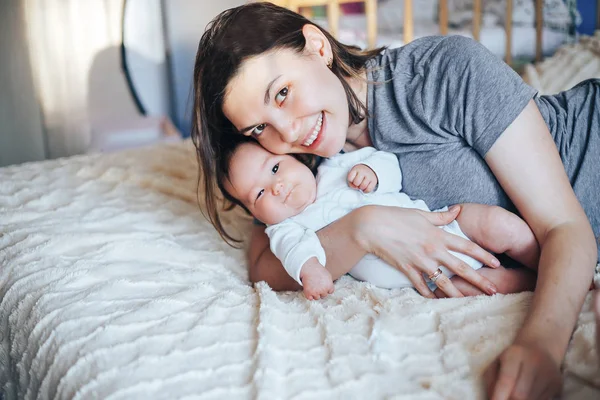 Mutlu Bir Aile Anne Yatak Odasında Bebeğiyle Oynuyor — Stok fotoğraf