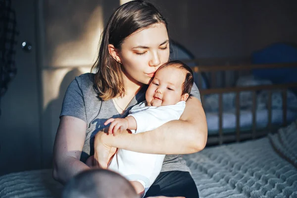 Mutlu Bir Aile Anne Yatak Odasında Bebeğiyle Oynuyor — Stok fotoğraf