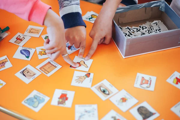 Дитячі Руки Торкаються Білих Карт Номерів Літер Картин Маленьких Дітей — стокове фото