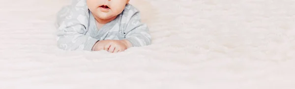 Bebé Bebé Recién Nacido Lindo Ojos Azules Pelo Oscuro Bebé —  Fotos de Stock