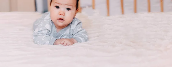 Bébé Nouveau Mignon Aux Yeux Bleus Cheveux Foncés Bébé Mois — Photo