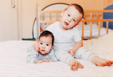 ağabeyi ile yenidoğan oynuyor. sevimli çocuk sevgiyle küçük kardeşi ile oynuyor. sevgi ve büyük ve küçük kardeşleri arasında dostluk kavramı