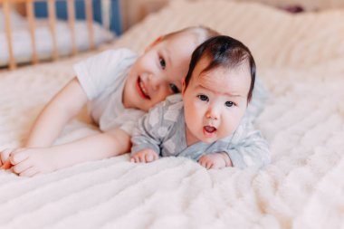 ağabeyi ile yenidoğan oynuyor. sevimli çocuk sevgiyle küçük kardeşi ile oynuyor. sevgi ve büyük ve küçük kardeşleri arasında dostluk kavramı