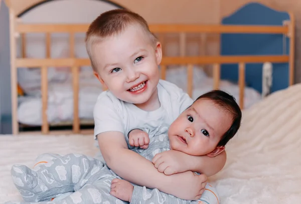 Oudere Broer Rommelt Met Pasgeborene Leuke Jongen Liefdevol Spelen Met — Stockfoto