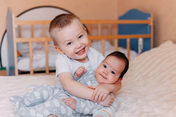Ağabeyi Ile Yenidoğan Oynuyor Sevimli Çocuk Sevgiyle Küçük Kardeşi Ile — Stok fotoğraf