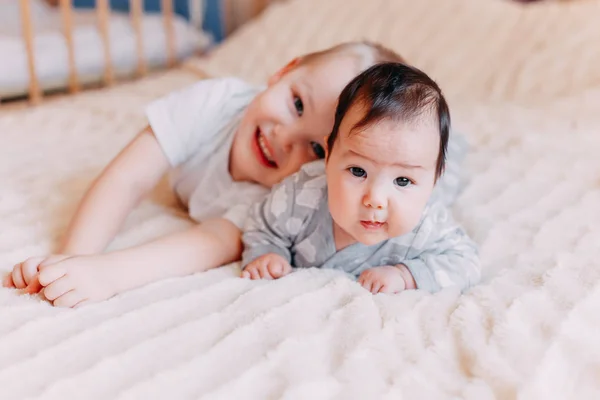 Oudere Broer Rommelt Met Pasgeborene Leuke Jongen Liefdevol Spelen Met — Stockfoto