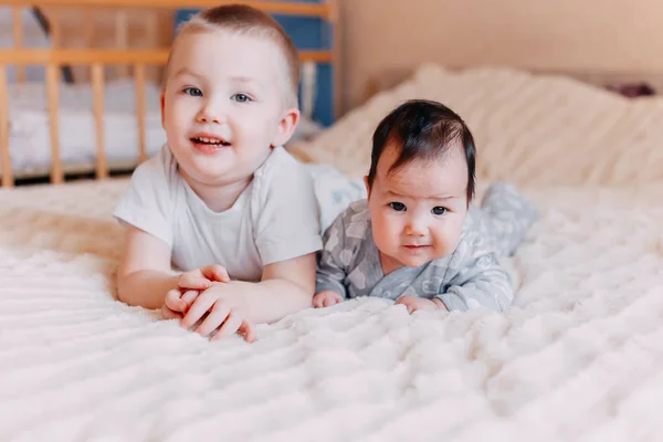 Schattig Klein Vier Maanden Oude Babymeisje Haar Oudere Broer Spelen — Stockfoto