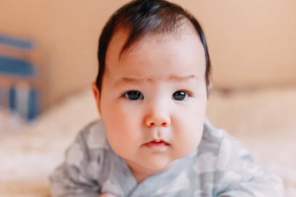 Bebé Bebé Recién Nacido Lindo Ojos Azules Pelo Oscuro Bebé — Foto de Stock