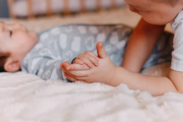 Çocuklar Elele Kapatın Yeni Doğan Bebek Büyük Çocuk Parmak Sıkı — Stok fotoğraf