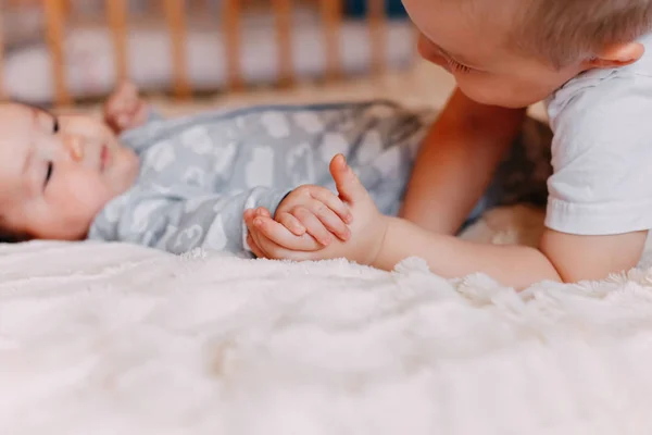 Çocuklar Elele Kapatın Yeni Doğan Bebek Büyük Çocuk Parmak Sıkı — Stok fotoğraf