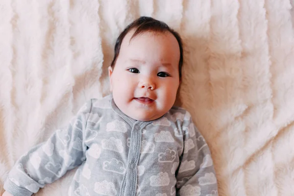 Bébé Nouveau Mignon Aux Yeux Bleus Cheveux Foncés Bébé Mois — Photo