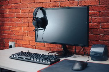 bilgisayar tuğla arka plan evde masaya fare klavye