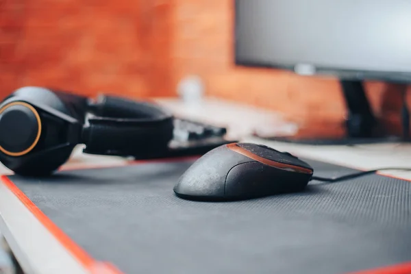 Fondo de arena de juego con el ratón engranaje auriculares ordenador, se centran en el ratón enfoque seleccionado —  Fotos de Stock