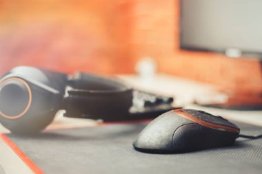 Tablo arka plan üzerinde oyun çalışma alanı kavramı, oyun dişli, fare, klavye kulak kulaklık ve fare yastık. fare, seçili Plaque Plaque