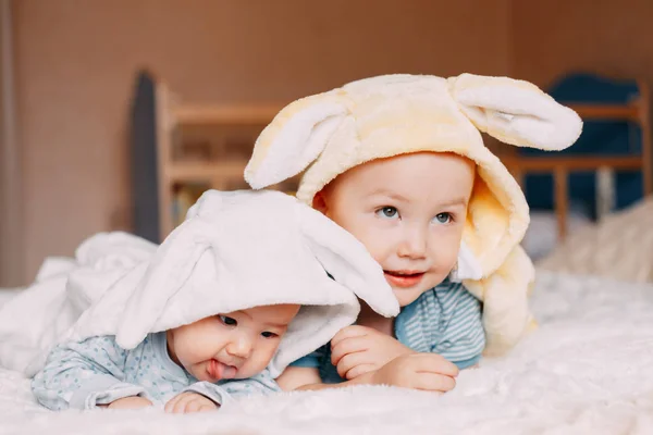 Tavşan kulağı gülümseyen giyen yürümeye başlayan çocuk ve bebek kız portresi. — Stok fotoğraf