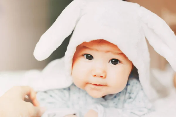 Портрет Милого Малыша Черными Глазами Костюме Кролика — стоковое фото