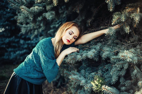Mavi Gözlü Kırmızı Saçlı Gülümseyen Kız Güzel Kar Önünde Poz — Stok fotoğraf