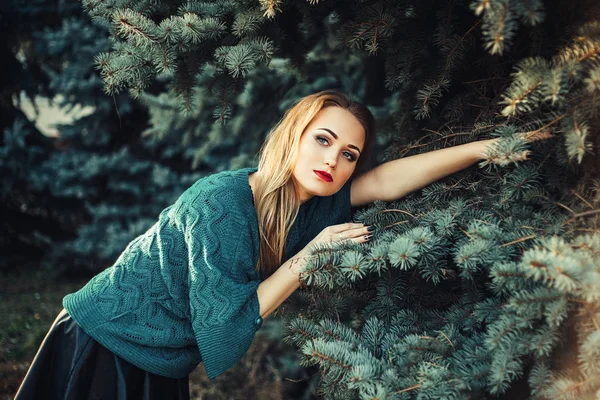 Retrato Hermosa Niña Sonriente Ojos Azules Pelirroja Suéter Punto Posando —  Fotos de Stock