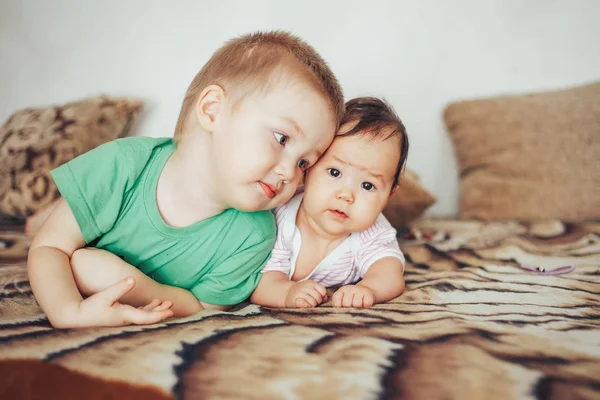 Schattig Klein Vier Maanden Oude Babymeisje Haar Oudere Broer Spelen — Stockfoto