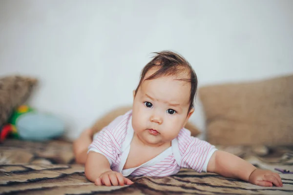 Bambino Neonato Carino Occhi Azzurri Capelli Scuri Bambino Mesi Corpo — Foto Stock