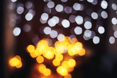 Noel çelenk bokeh tatil zemin üzerine beyaz dekorasyon ile