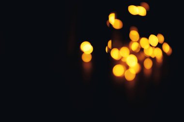 Kopya alanı için metin, doku, Soyut siyah zemin üzerine küçük damla ile bulanık sarı bokeh