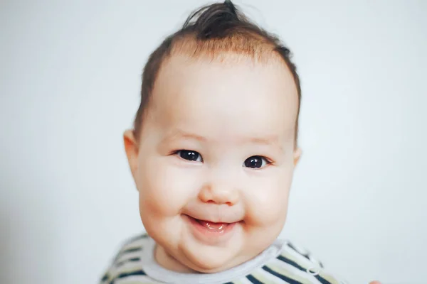 Felice kazako bambina bambino russo madre e kazako padre mezzosangue — Foto Stock