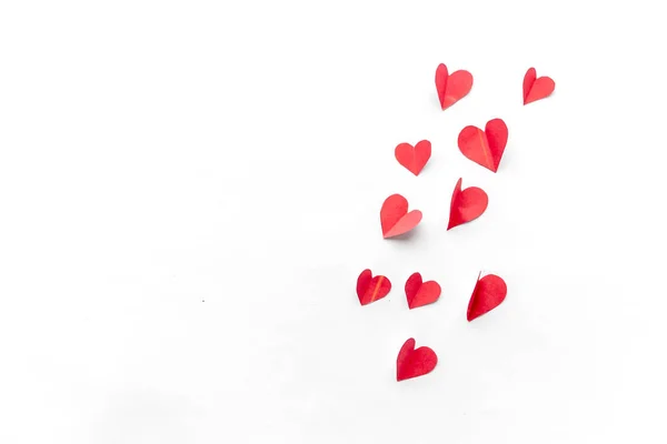 Політ червоного паперу серця на білому тлі. День Святого Валентина. Символом любові. Копія простір. — стокове фото