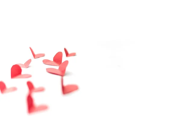 Fliegende rote Papierherzen auf weißem Hintergrund. Valentinstag. Symbol der Liebe. Kopierraum. weicher Fokus ausgewählter Fokus hautnah Minimalismus — Stockfoto