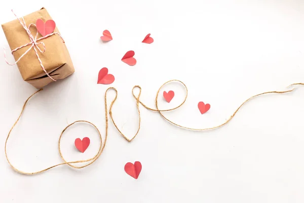 Vintage Valentines Day boîte cadeau sur fond blanc. avec arc en papier rose, corde de jute, lettres d'amour — Photo