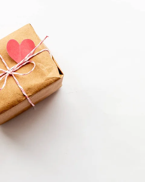 Boîte cadeau vintage enveloppée avec ruban rose noeud sur fond blanc photo verticale — Photo