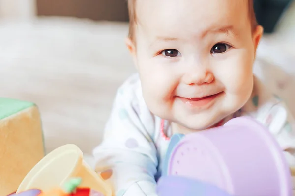 Neşeli Yaramaz Bebek Kız Evde Oyuncaklarla Oynar Altı Çocuk Gülüyor — Stok fotoğraf