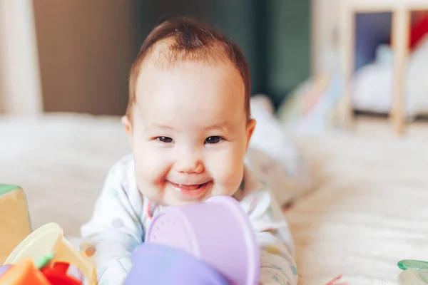 Alegre Niña Traviesa Juega Con Juguetes Casa Niño Seis Meses — Foto de Stock