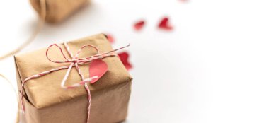 zanaat yay kenevir ip ile seçilen odak kırmızı beyaz küçük kağıt kalpler ipe kutusu hediye