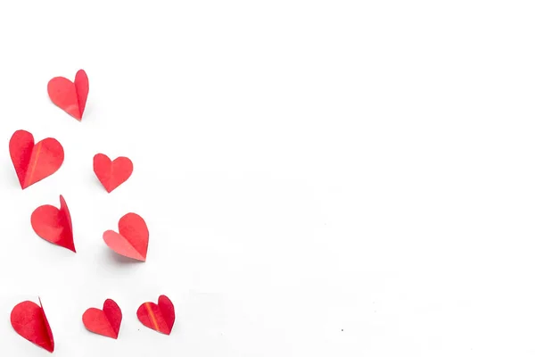 Політ червоного паперу серця на білому тлі. День Святого Валентина. Символом любові. Копія простір. — стокове фото